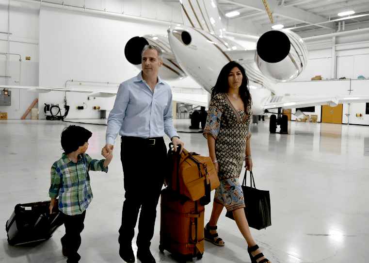 6757345d89ecc82eb2e84e26_oren-family-plane-clean